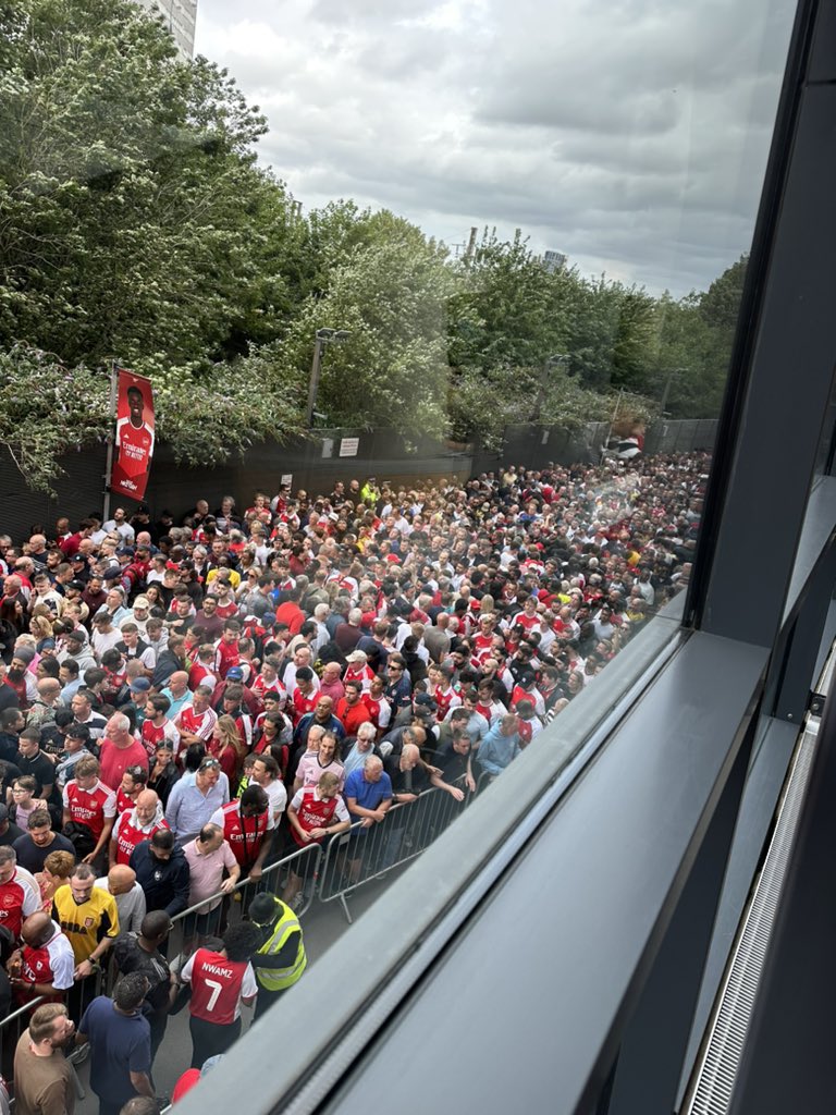 echo_pee21's tweet photo. Arsenal fans at Emirates Stadium stranded with ticket issue
#ARSNFO 
#Football 
#BBNaijaAllStar 
#EngvsCol 
#Fabrizo https://t.co/yTFM9zfMBP
