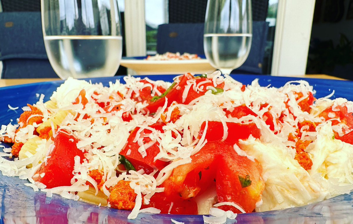 Nu är det gött att skörda och vara kreativ i köket. Pasta med egna tomater (San Marzano), mozzarella, basilika, chorizo och manchego. Vidare till att fixa med jalapeños som ska läggas in och imorgon blir det majs som ska kokas och ätas med smör. #skördetid