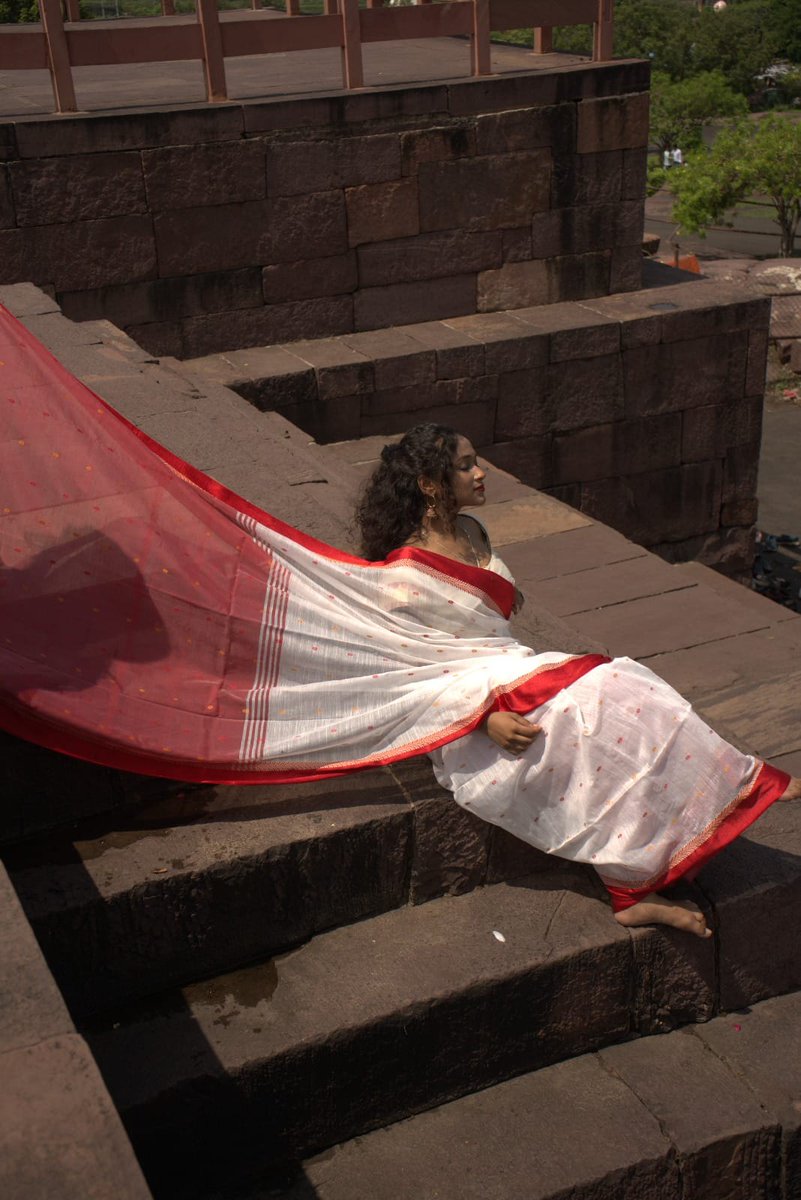 SaktiSaree's tweet photo. Draped in the timeless elegance of a handloom saree, one is transported to a world where tradition weaves its threads with contemporary allure. 

#draped #elegance #timelesselegance #handloomsarees #artistryInweave #heritagethreads #drapetradition #craftedwithlove #wearthelegacy https://t.co/2GIEirhpcw