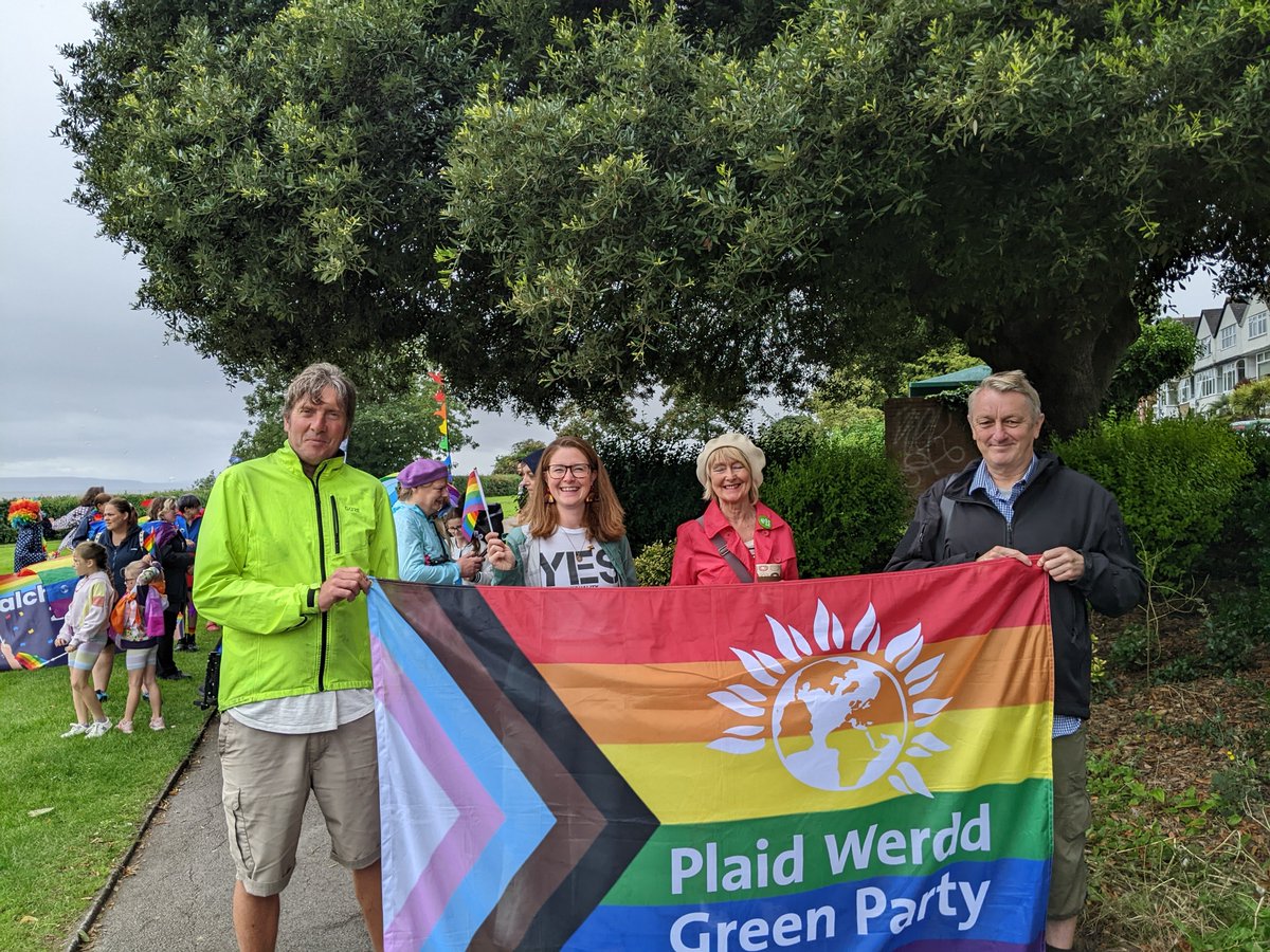 GreenPartyBarry's tweet photo. We'd a fab time at #BarryPride today!We believe that LGBTQ+ rights are human rights! The weather might not have been with us but you can't have rainbows without the rain!Thanks @barrypride for organising such a brilliant event! #TransRightsAreHumanRights #barryGreens #LGBTQgreens https://t.co/nPZzKmiqTh