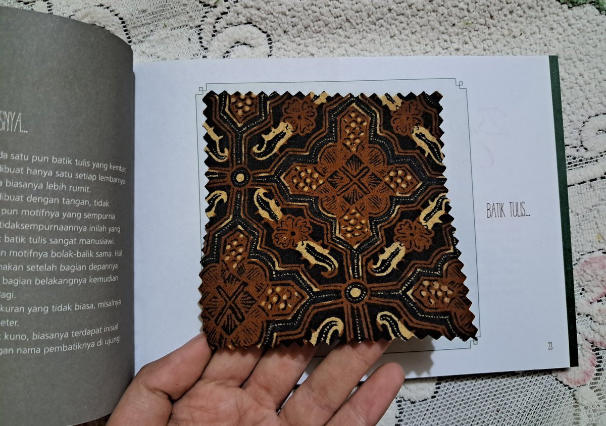 bibabercerita's tweet photo. Nangis pol buku batik 12K, ternyata ada sampelnya, ril kain batik 😭😭😭😭 https://t.co/TDYDAEztNN