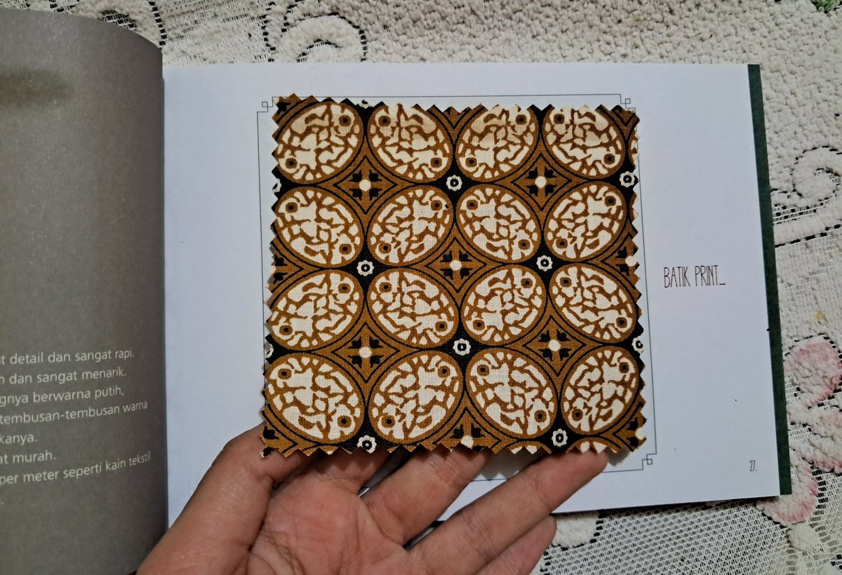 bibabercerita's tweet photo. Nangis pol buku batik 12K, ternyata ada sampelnya, ril kain batik 😭😭😭😭 https://t.co/TDYDAEztNN