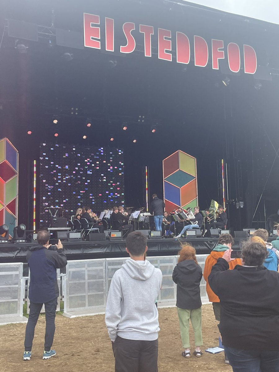 CerddSyrHugh's tweet photo. Band pres ysgolion Gwynedd a MΓ΄n ar lwyfan y maes y brifwyl rwan! Gwych iawn ππ»β¨#eisteddfod2023 @CerddYsgolion @SyrHughOwen #perfformio #mwynhau https://t.co/ZV4VDTyCvi