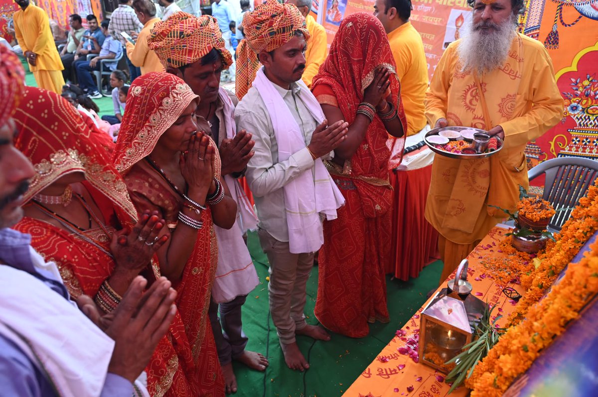 VSK_Foundation's tweet photo. घुमंतु जाति उत्थान न्यास द्वारा घुमंतु जाति के लोगो को प्रशिक्षण देकर जयपुर में 13 पुजारी किए नियुक्त 
इस अवसर पर RSS क्षेत्र प्रचारक निंबाराम ने कहा कि पुजारी की कोई जाति नही होती।रैदास के समान निर्मल ह्रदय वाला हर व्यक्ति भगवान के मंदिर का पुजारी हो सकता है https://t.co/FJP26eAWic