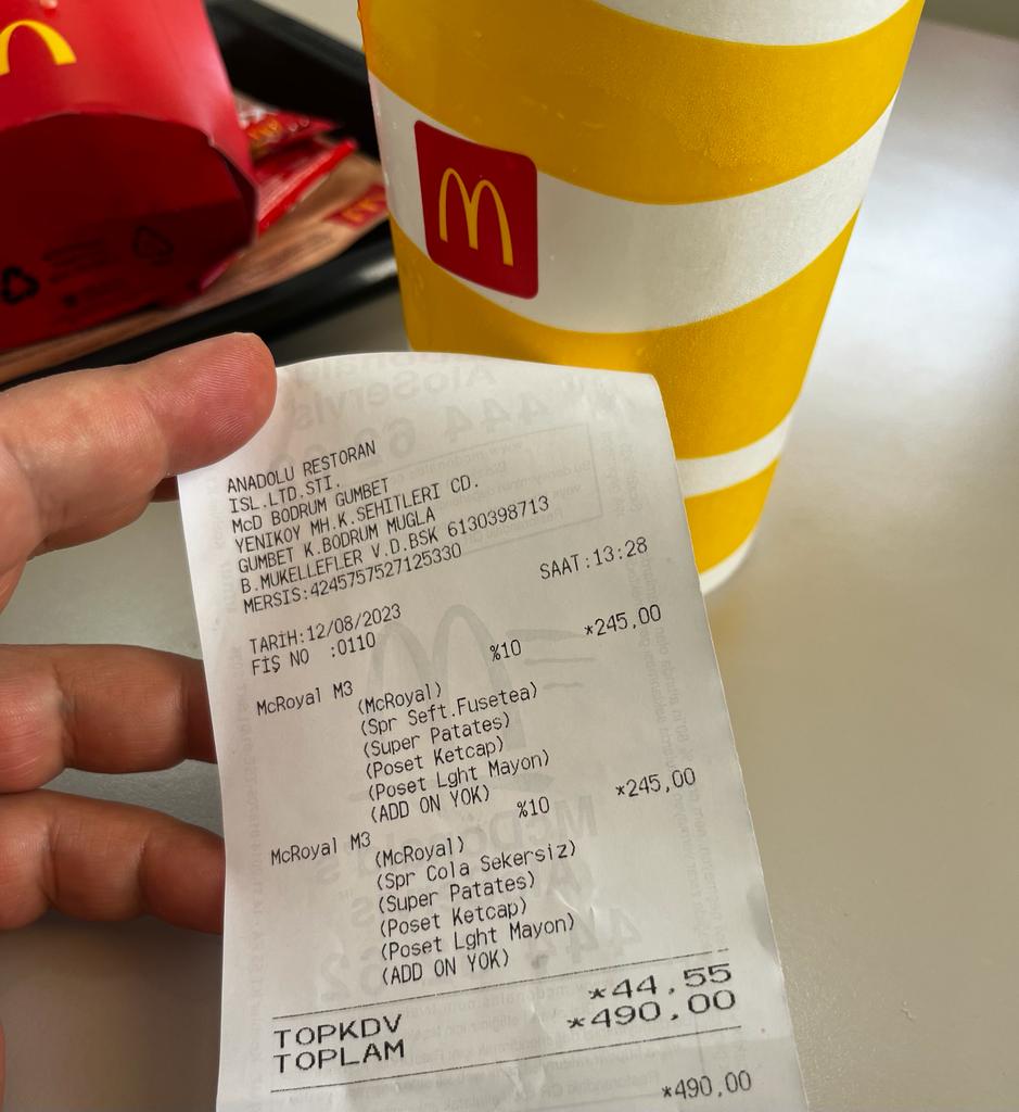 Bugün öğlen yemeğini hızlı ve ucuz şekilde atlatmak niyetiyle iki arkadaş bir fastfood restoranına gittik. En ucuz menüyü seçmedik ama en pahalı menülerden birini de almadık; iki menüye 490 tl ödedik. 11 bin 402 tl olan asgari ücretle, bu iki kişilik öğünden yalnızca 23 adet