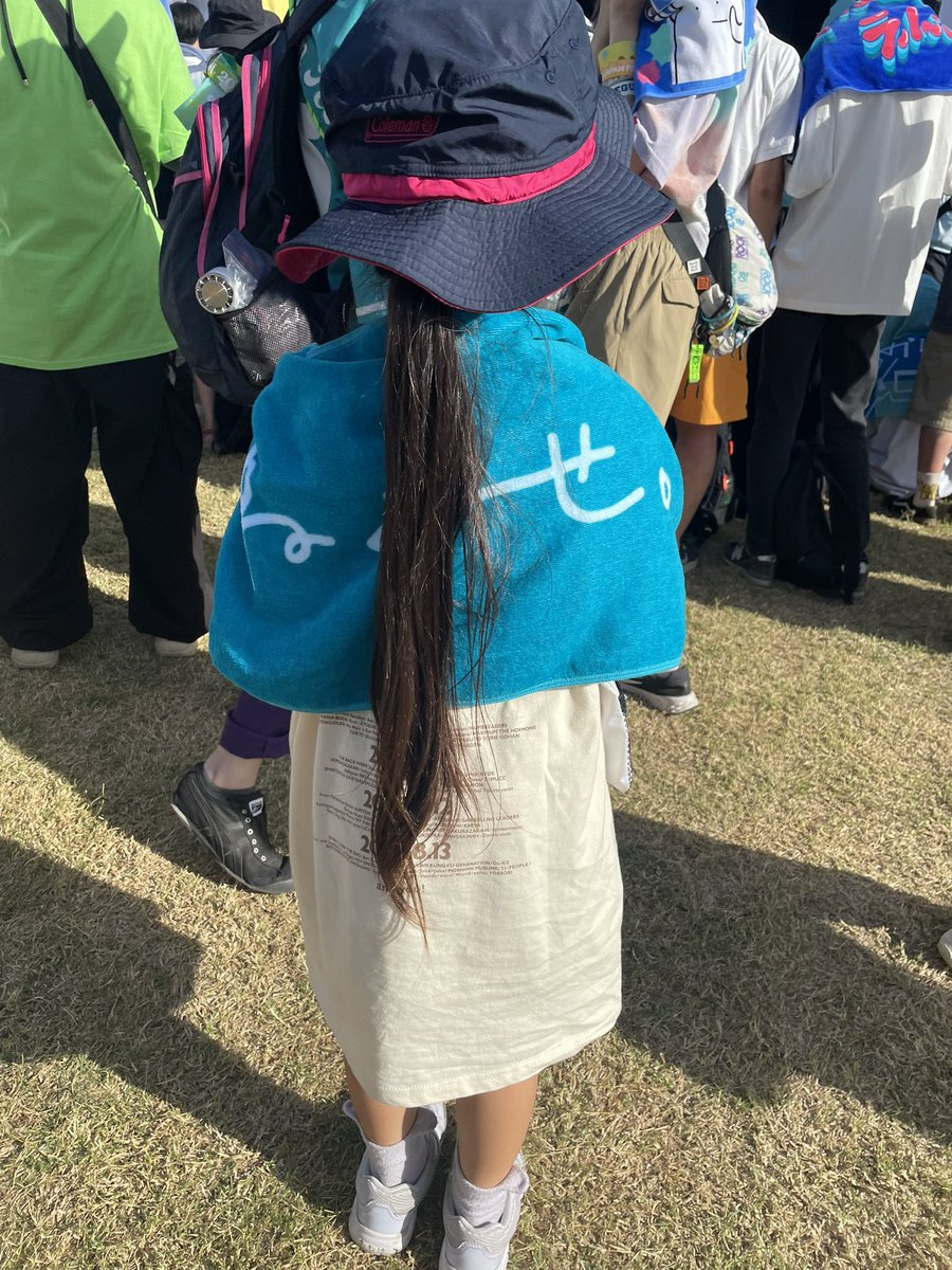 neguse_naoton's tweet photo. 昨日ロッキンでちっちゃい子がねぐせ。のタオル持ってくれててめちゃくちゃ嬉しくてお母さんに確認して写真撮らせてもらった！！

この世代の子がねぐせ。のタオル背負ってくれてるの本当に嬉しすぎる、、、 https://t.co/rG2U36TZWU