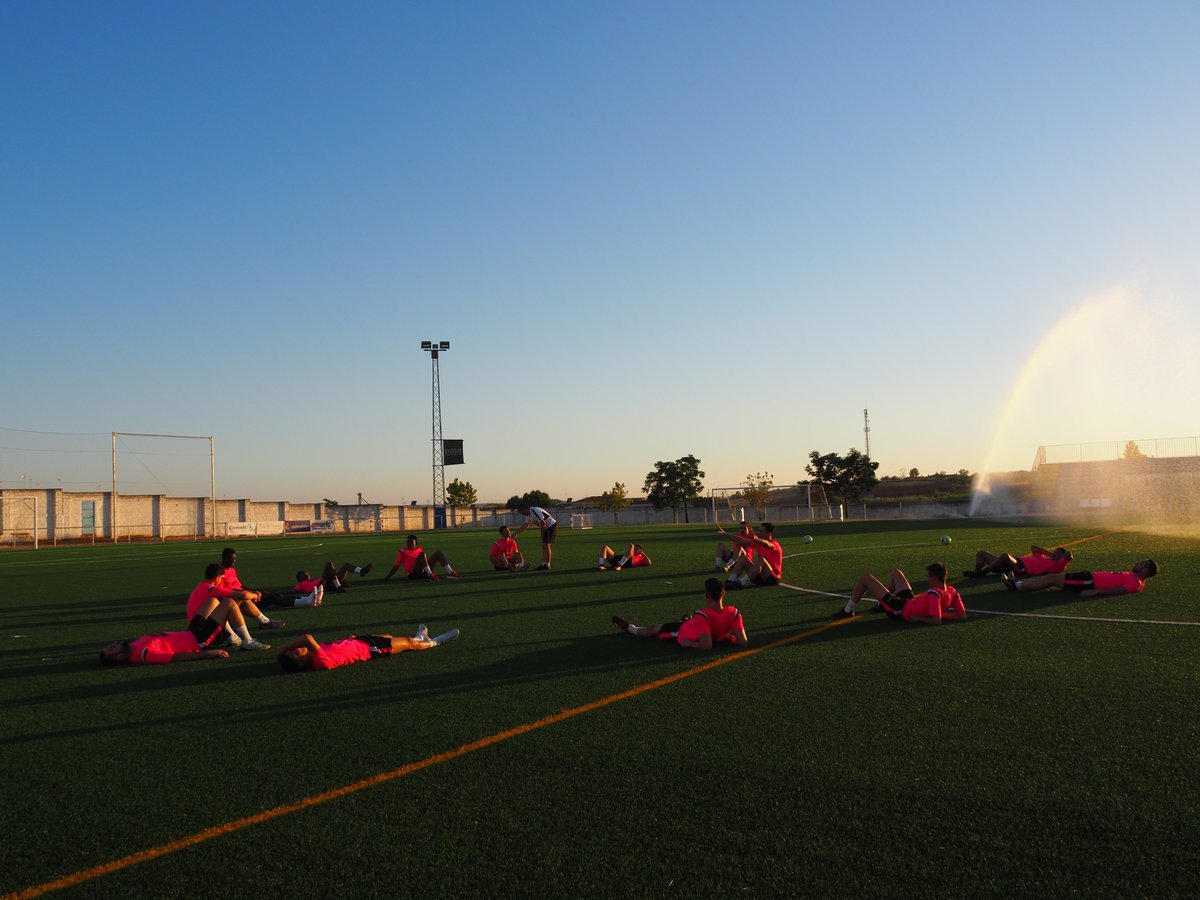 💪Trabajando para el amistoso de mañana 🆚<a href="/efpelvalle/">E.F. Peña El Valle</a>

⌚️20:30 h
📍Campo de Fútbol de La Garrovilla

🎫Entrada 3️⃣€
*Abono general e infantil general gratis

‼️Los días de partido no se hacen abonos

OS ESPERAMOS AFICIÓN🔵⚪️

#VolverAIntentarlo 💙⚽️