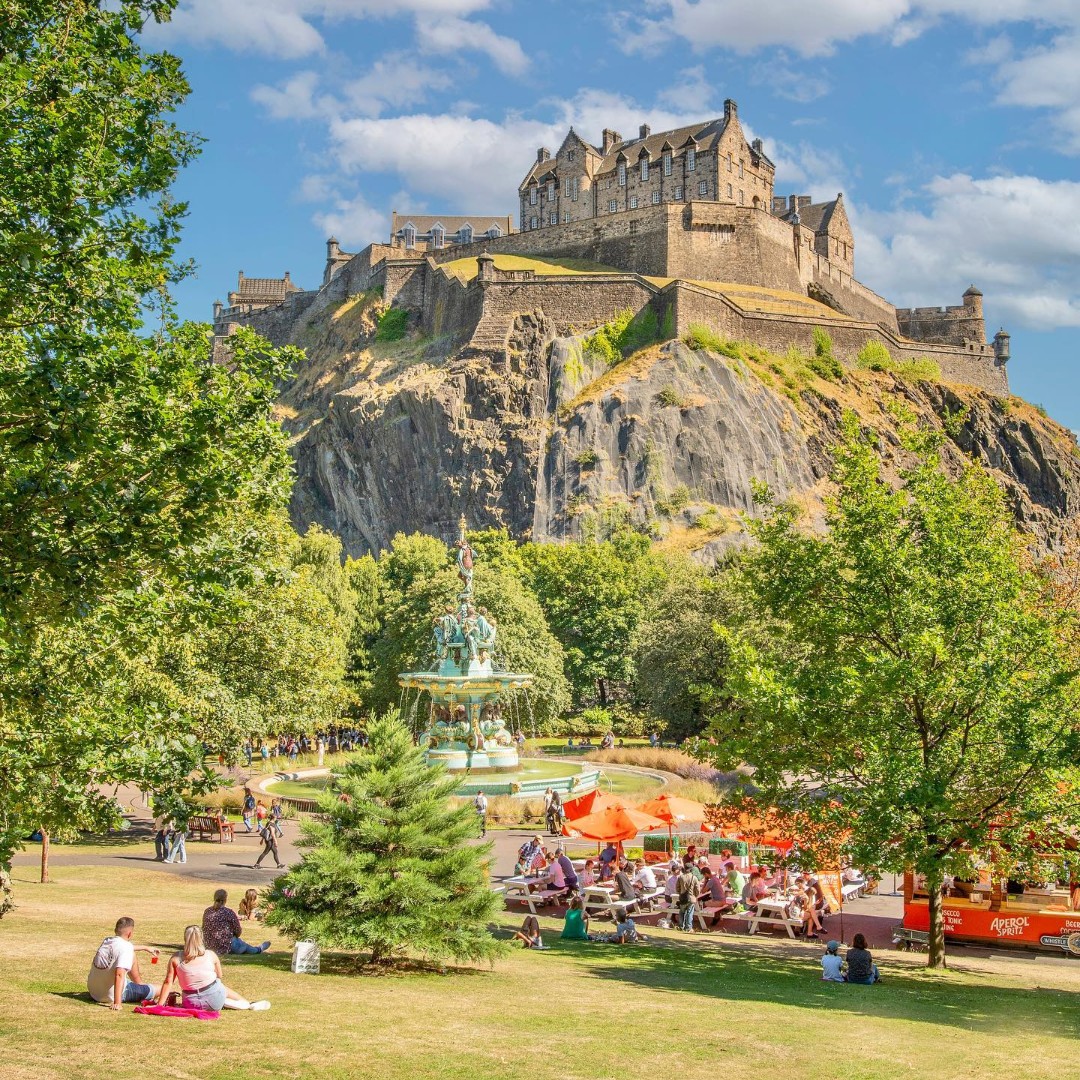Scotland's tweet photo. Looking for a break from the buzz? Check out some of our favourite green spaces where you can soak up Edinburgh city 🌼

- Princes Street Gardens 📷  IG/paul_watt_photography

- The Meadows 📷 IG/___adrian___sm

-  Calton Hill 📷 IG/virna_g

- Arthurs Seat 📷 IG/alex_macpherson_ https://t.co/hoTUxzEKqs