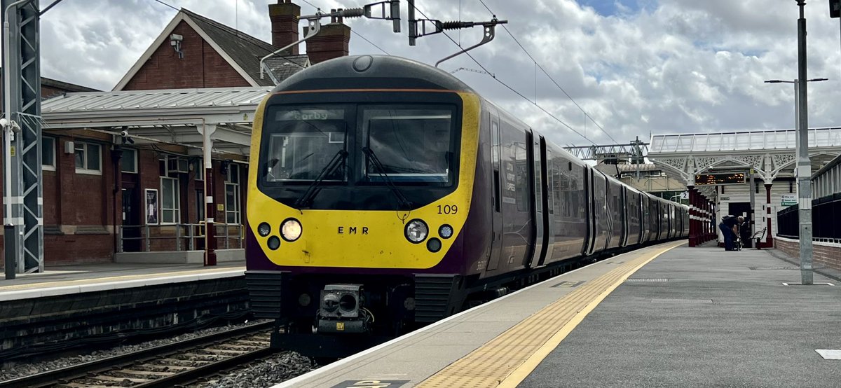 PlatformEdge1's tweet photo. Kettering ✅
360109 takes me here from Luton on its way to Corby #Class360 https://t.co/Y7xgtrnLFC