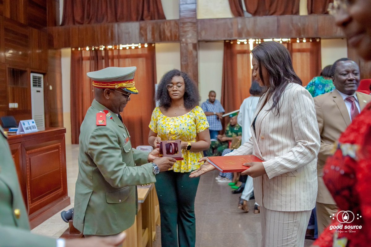 MpungueJ's tweet photo. Mercredi 09 août 2023 ! 
J’ai reçu les livre d’or et médaillon SS5/CHESD (session spéciale ) des mains du Commandant du CHESD, Le professeur, Général MUBIAYI MAMBA Augustin. 
Un moment rempli d’émotions, rappel de cette étape de notre formation. https://t.co/UxSGNmoYBg
