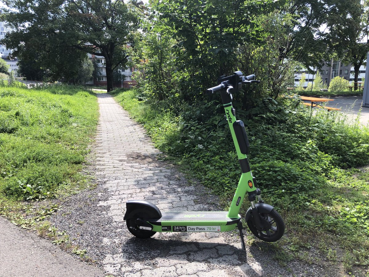 Her står elsparkesykkelen fra Ryde på tvers av den smale gangveien på Skøyen som et effektivt stengsel og farlig snublefelle for svaksynte og blinde. Heldigvis var det en mann i nærheten som fikk flyttet den til side.