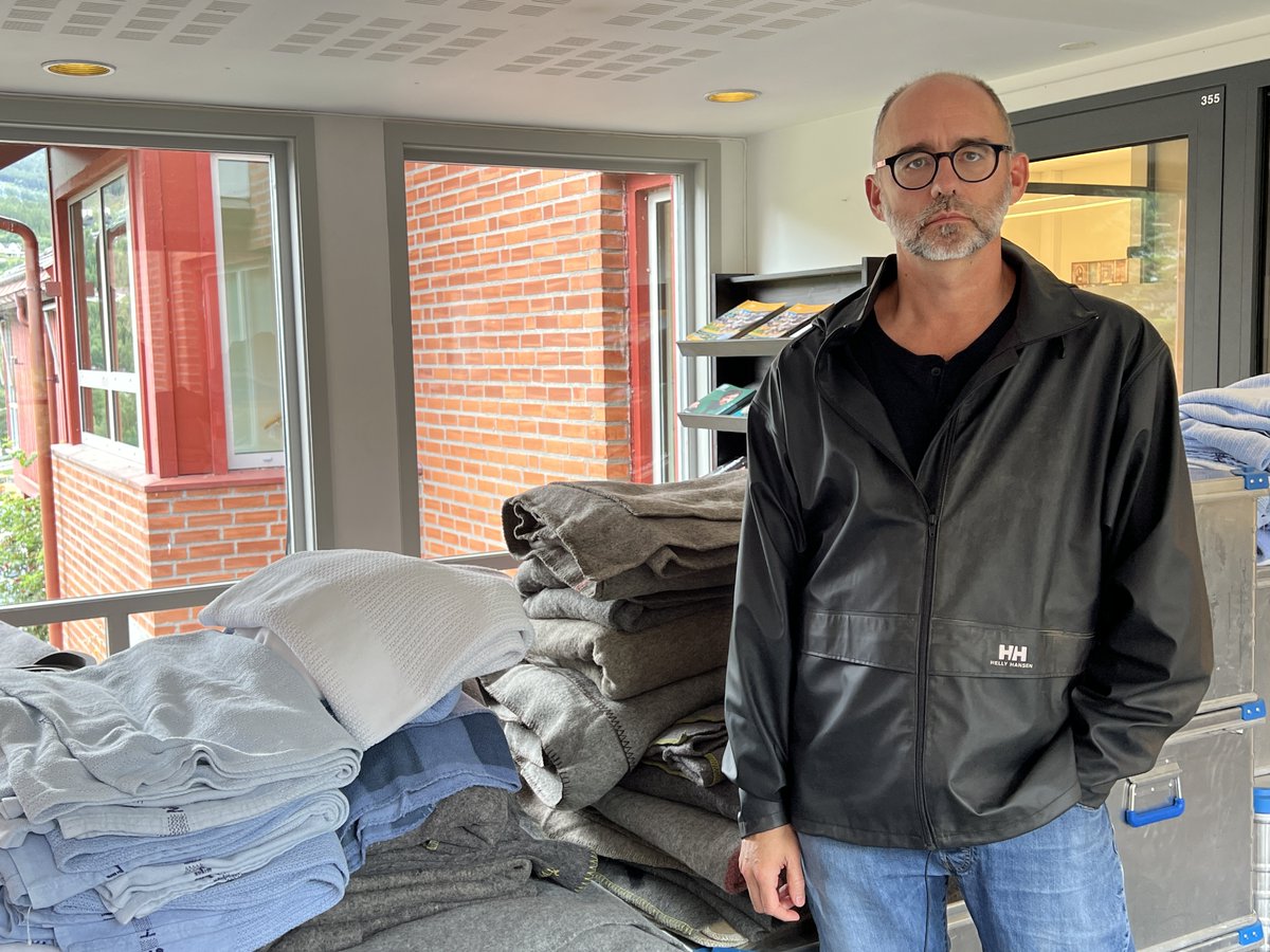 Living in Ål, I had to be evacuated from my home during #stormhans 

A thread...

As a deaf evacuee, I saw some of the important emergency access principles the <a href="/WFDeaf_org/">World Federation of the Deaf</a> fights for being applied in practice, but also noticed how things need to be better.
