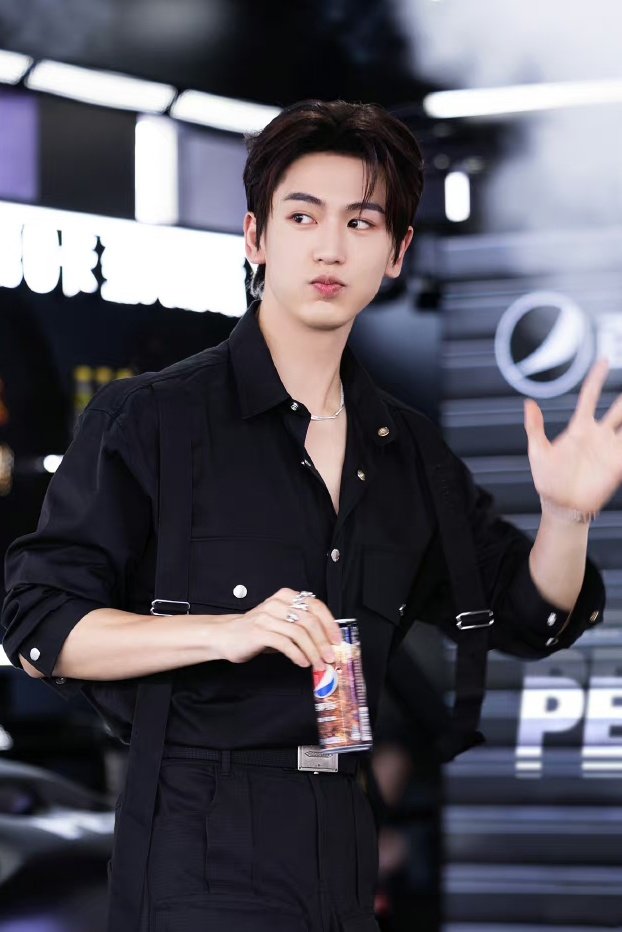 everydayzlh's tweet photo. two sides of 灵鹤. can be daddy or baby😂 https://t.co/X3mjZ82RTH