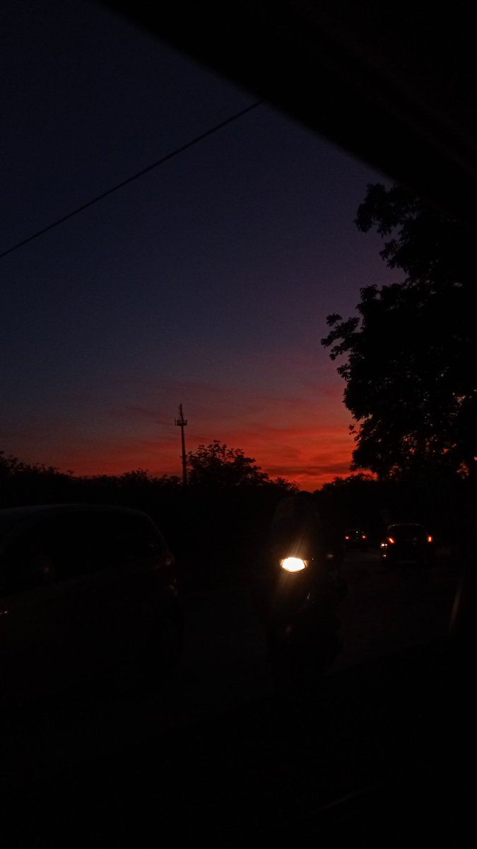 MarcoMeo7's tweet photo. Suburban sunset https://t.co/UEvo0z7OIj