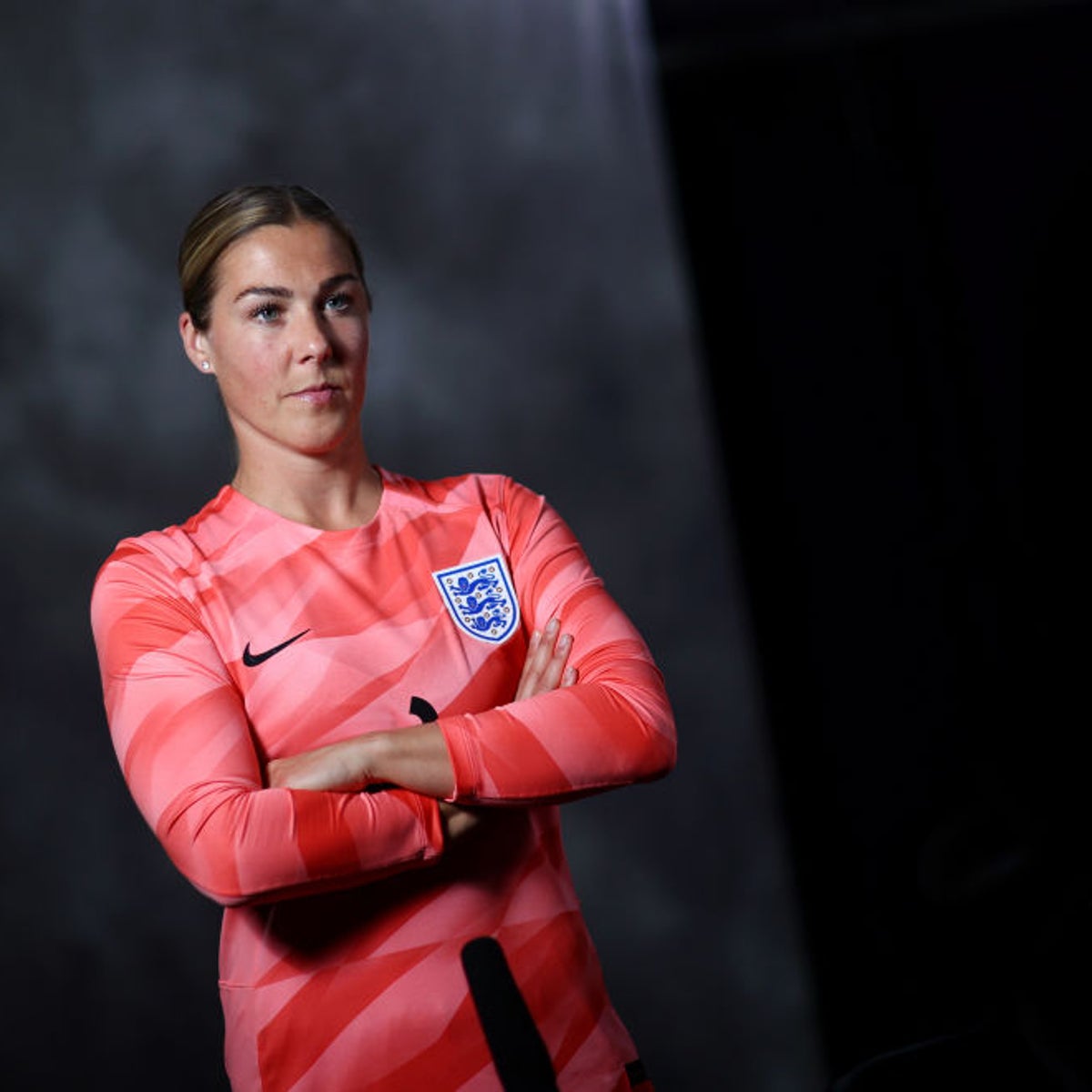 Trump_ton's tweet photo. Dear @nikefootball and @Nike 

I'd like to buy a @maryearps027 England goalkeeper's shirt.

I can't find them on your website - I assume you've sold out?

Men's Large - please 

#ENGCOL #maryearps https://t.co/LmGbxe3Shy