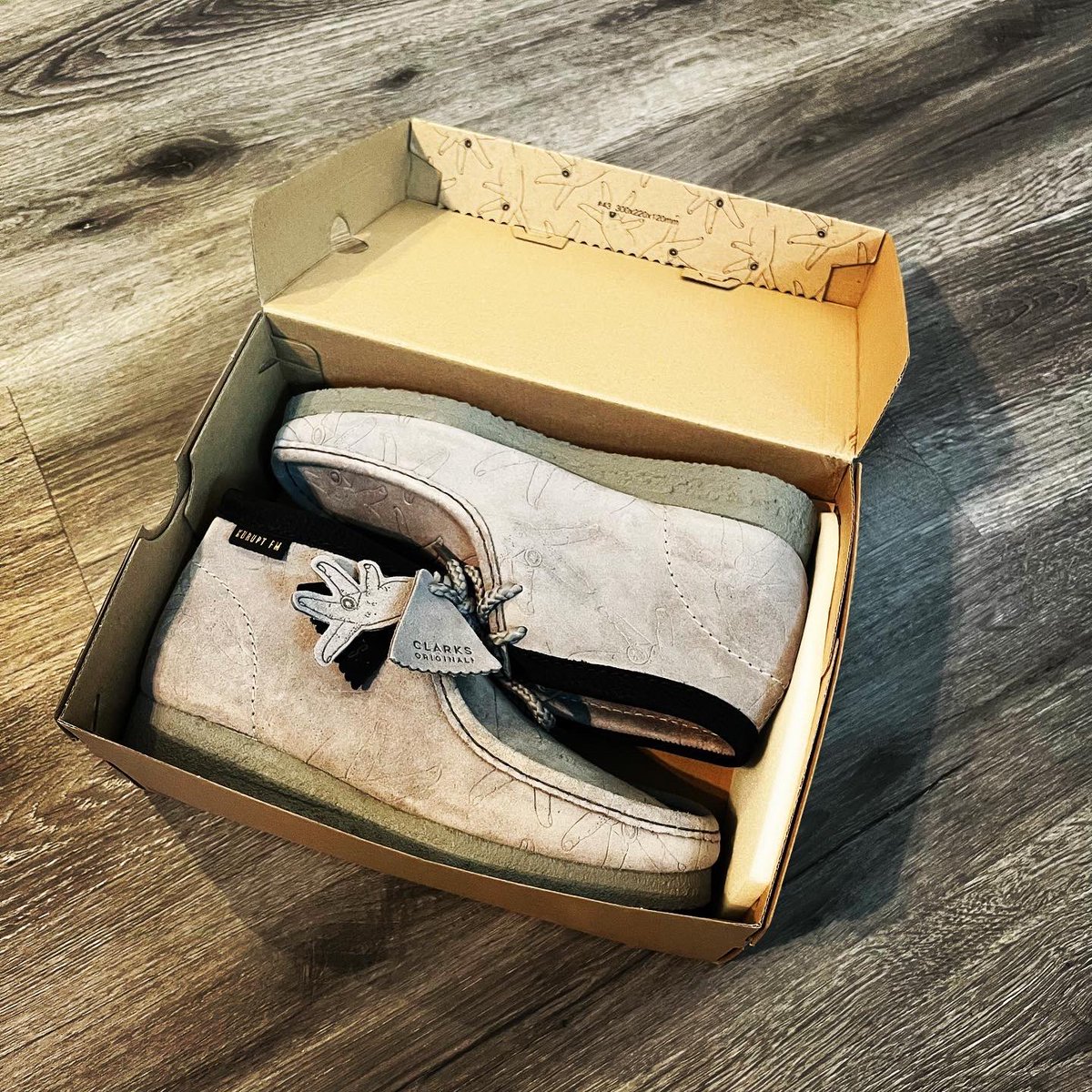 BOC_ATM's tweet photo. Sickest purchase I’ve ever made 👀 

Sold out online so I sprinted down to King Street to get the only pair left in my size of the @KuruptFM x @ClarksOriginals Wallabees. 🙏🏼 

Best believe. 🔥 

@MCGRINDAH @CHABUDDYGEEZY @MANLIKEBEATS @THEWIGGYMESS @DECOYDUBZ https://t.co/KilbuCRc0o