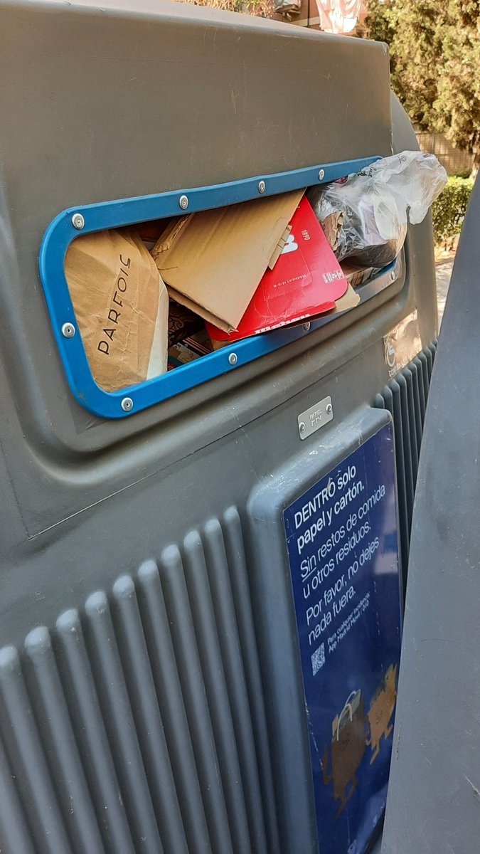 VictorG_Bueno's tweet photo. @Lineamadrid En respuesta a @Lineamadrid 
Errata en la información. El papel y el cartón se retiran cuando quiere el contratista, no cuando está lleno el contenedor.
C/ Santa Genoveva, altura del n⁰ 22, lleva más de una semana lleno.
Podrían supervisar @bcarabante @AlmeidaPP_ @MalvarezNadia https://t.co/lFwldvc2fC