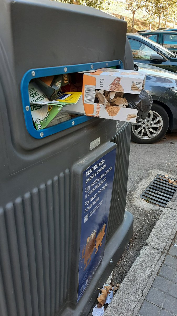 VictorG_Bueno's tweet photo. @Lineamadrid En respuesta a @Lineamadrid 
Errata en la información. El papel y el cartón se retiran cuando quiere el contratista, no cuando está lleno el contenedor.
C/ Santa Genoveva, altura del n⁰ 22, lleva más de una semana lleno.
Podrían supervisar @bcarabante @AlmeidaPP_ @MalvarezNadia https://t.co/lFwldvc2fC