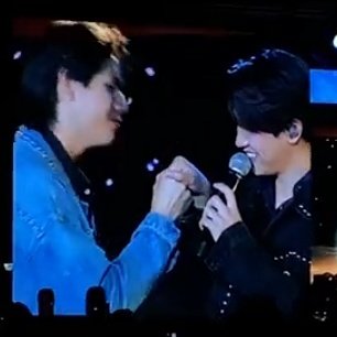 BEARWWINNY's tweet photo. WINNY !!! KISSED !!! SATANG'S HAND !!!!! I REPEAT !!! HE !!! KISSED!!!!! SATANG'S HAND!!!!!!!!! BYE WORLD THIS IS MY LAST STRAW 😭😭😭😭😭😭😭😭😭😭😭😭😭😭😭😭😭😭😭😭😭😭😭😭😭😭😭😭😭😭😭😭😭

#MSPFMinHK #วินนี่สตางค์ https://t.co/xFgRsrUVJw