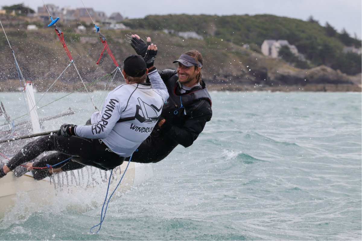 cvbe's tweet photo. Costarmoricaine: AUS3 arrive premier à  Erquy pour la quatrième étape. https://t.co/jQdqNTOYs2