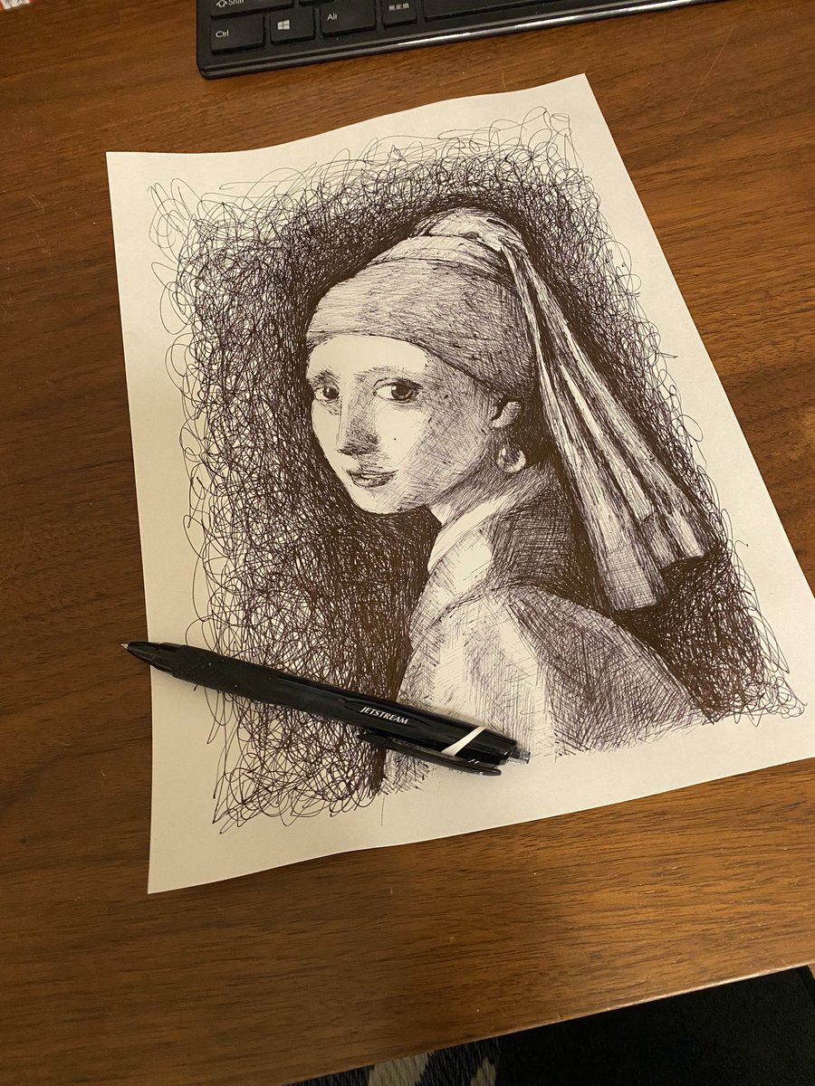 Kazneedscaffein's tweet image. 小学一年生の時、黒のクレヨンだけで絵を描いたら図工の成績が「もうすこし」に。先生は「たくさんの色をつかって表現しましょう」とご指導くださいました。

先生見ていますか？

大人になっても黒だけを使って絵を描いております。何が悪いのでしょうか？