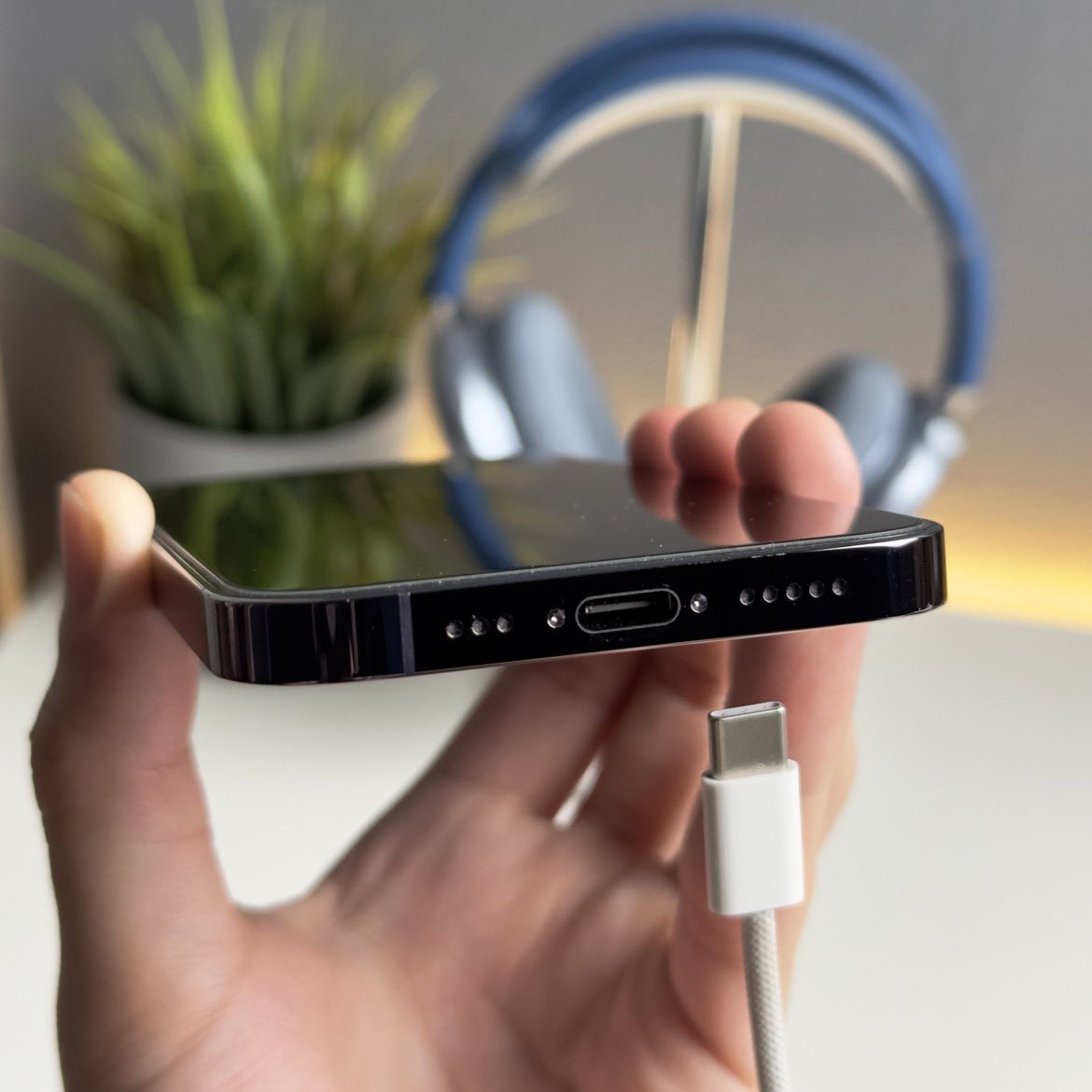 lifefactsortips's tweet photo. Apple is expected to replace Lightning with USB-C on the iPhone next month 

Are you excited about this change? https://t.co/eZaGYgvD2i