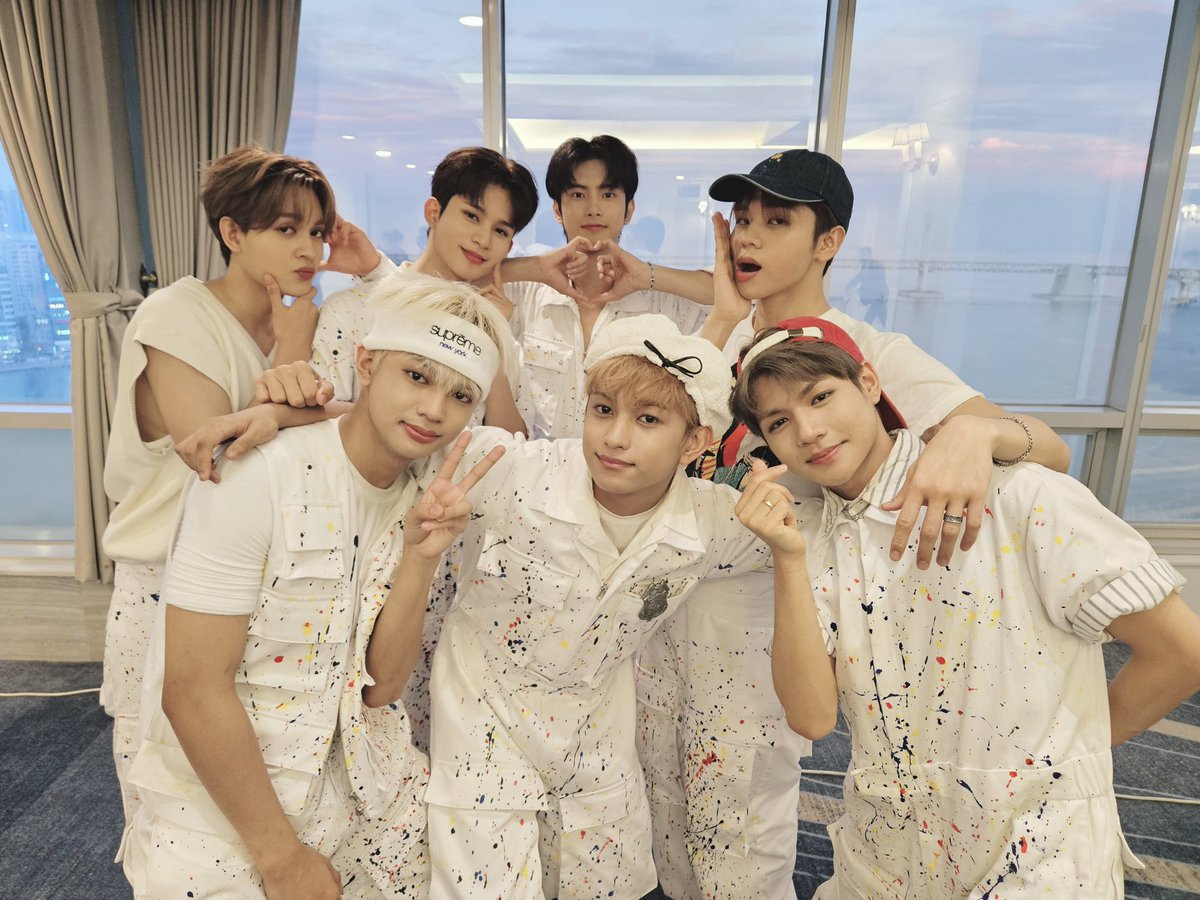 HORI7ONofficial's tweet photo. Anchors, did you have a good time with us? We were so happy during our first face to face fan sign event 🥰 Please get home safely and enjoy the rest of the weekend with us happily🩵

#HORI7ON #호라이즌 #SIX7EEN https://t.co/oLlHyi2aKH