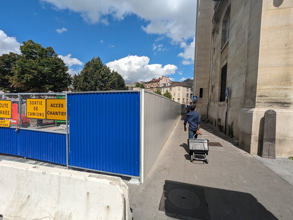 ThibaultSossler's tweet image. Des palissades ont été placées tout autour des fouilles pour dissimuler les corps impudiques des femmes archéologues de #SaintDenis.

Je me demande si le #Feminisime n'a pas perdu une bataille cet été.