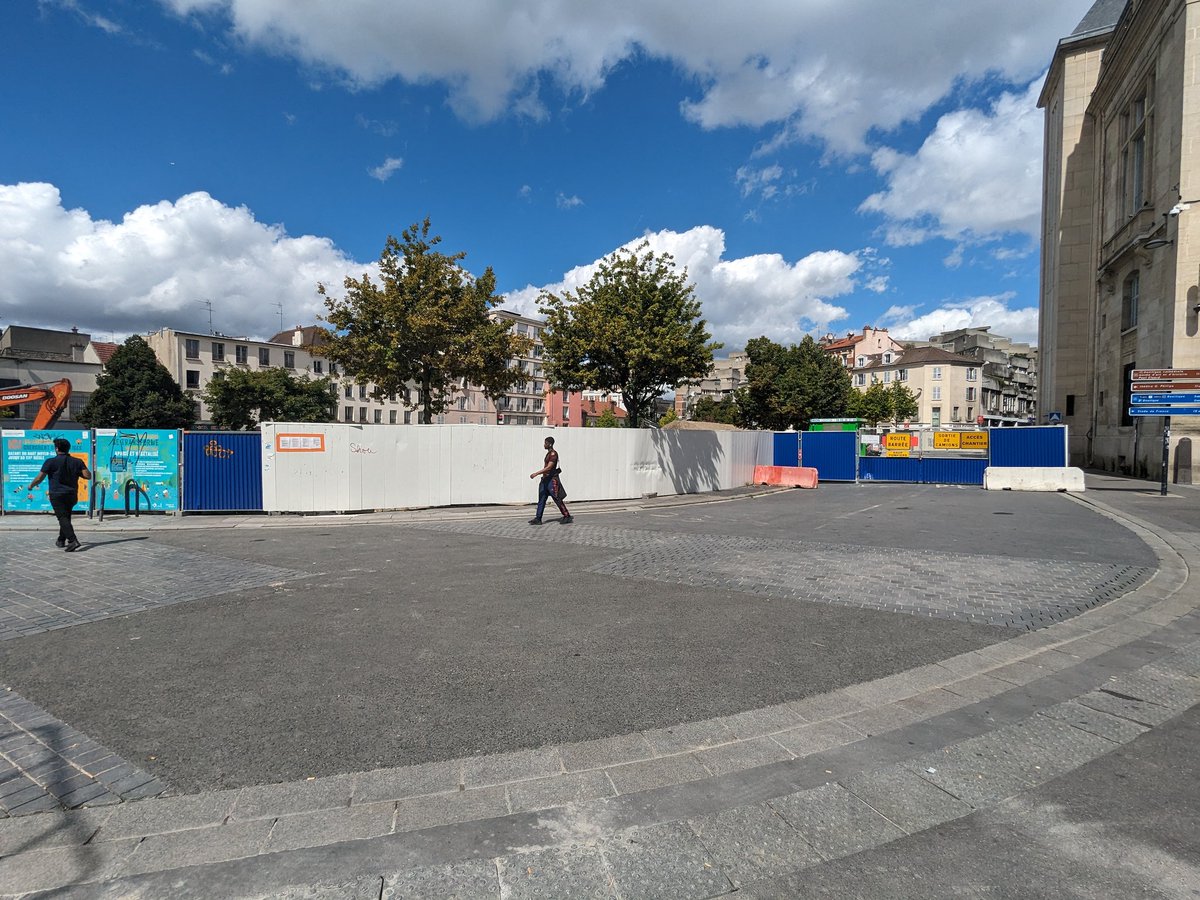 ThibaultSossler's tweet image. Des palissades ont été placées tout autour des fouilles pour dissimuler les corps impudiques des femmes archéologues de #SaintDenis.

Je me demande si le #Feminisime n'a pas perdu une bataille cet été.