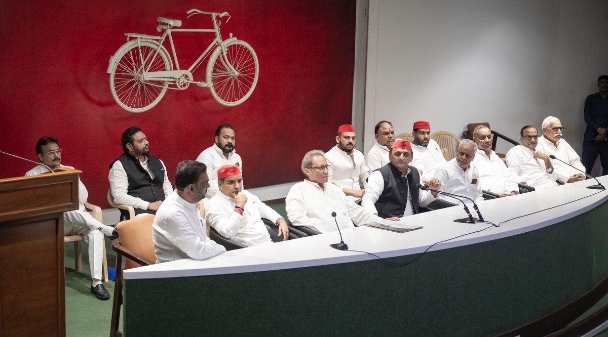 समाजवादी पार्टी के राष्ट्रीय अध्यक्ष एवं पूर्व मुख्यमंत्री श्री अखिलेश यादव ने कहा है कि उत्तर प्रदेश में अन्याय, अत्याचार, महंगाई, भ्रष्टाचार चरम पर है। समाज का हर वर्ग इससे त्रस्त है। लोकसभा चुनाव 2024 में डबल इंजन की दोनों सरकारें जाएंगी। भाजपा सरकार प्रदेश में 80 की 80 सीटें