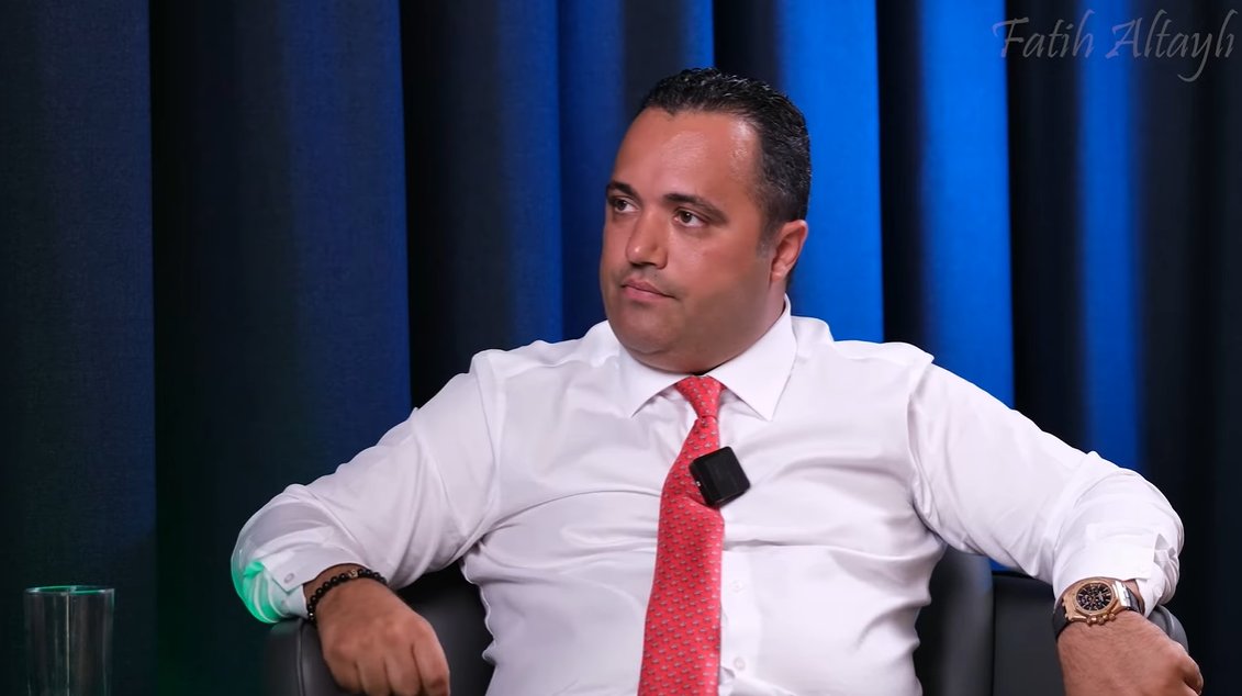 nedenttoldu's tweet photo. Karabulut ailesinin avukatı Rezan Epözdemir, Fatih Altaylı'nın kanalında sorulara cevap verdi. 

Cem Garipoğlu'nun ölüp ölmediği konusunda bunları söyledi: 

"Cem Garipoğlu'nun intihar haberi geldi. 3 gün sonra ben anne ve babayı aldım, Silivri Savcılığına gittik. Savcı, 'Ben bu olayı öğrenciyken de takip ediyordum, çok üzülmüştüm' dedi. Dosyayı açtı. 'Ben koğuşun içini çektim' dedi, fotoğrafları gösterdi. 'Bununla yetinmedim, tırnaklarından DNA örneği aldım. Garipoğlu ailesinden de aldım. Bunlarla eşleştirme yaptım. Bu da raporu' dedi. Dışarı çıktık, Karabulut ailesi 'Cem Garipoğlu'nun öldüğüne kanaat getirdik' dediler.

Evin içindeki kanlı kanepe var ya... Aile, o kanepe üzerinde gülerek fotoğraf verdi. O görüntüden sonra Süreyya bey, 'Ben Cem'in öldüğüne inanmıyorum' diye röportaj vermiş. Süreyya beyle görüştüm, 'Mezarın açılmasını istiyorum' dedi. 

Münevver'in annesi ve kardeşinden mezar açılsın isteği gelmedi. Diyelim ki, mezar açıldı ve Cem Garipoğlu çıktı. Bugün 'Ölen Cem değil' diyen sosyal medya kullanıcıları, mezar açılınca 'Hâlâ kızınızın kanından nemalanıyorsun. Acaba paran mı bitti. Şov yapmayın' diyecekler. Baba istedi, çünkü o sonrasını hiç düşünmüyor.

Bir kişinin hapishaneden kaçırılması için devlet tüzel kişiliğinin tüm aktörleriyle işin içinde olması gerekir. Cezaevi müdürü, cezaevi savcısı, infaz koruma memurları, başsavcı, soruşturma savcısı, otopsi ekibi var... 20 tane aktör arasında bir tane namuslu adam yok mu? Olması lazım. Bir kişi mutlaka bir şey söylerdi ve çözülürdü"