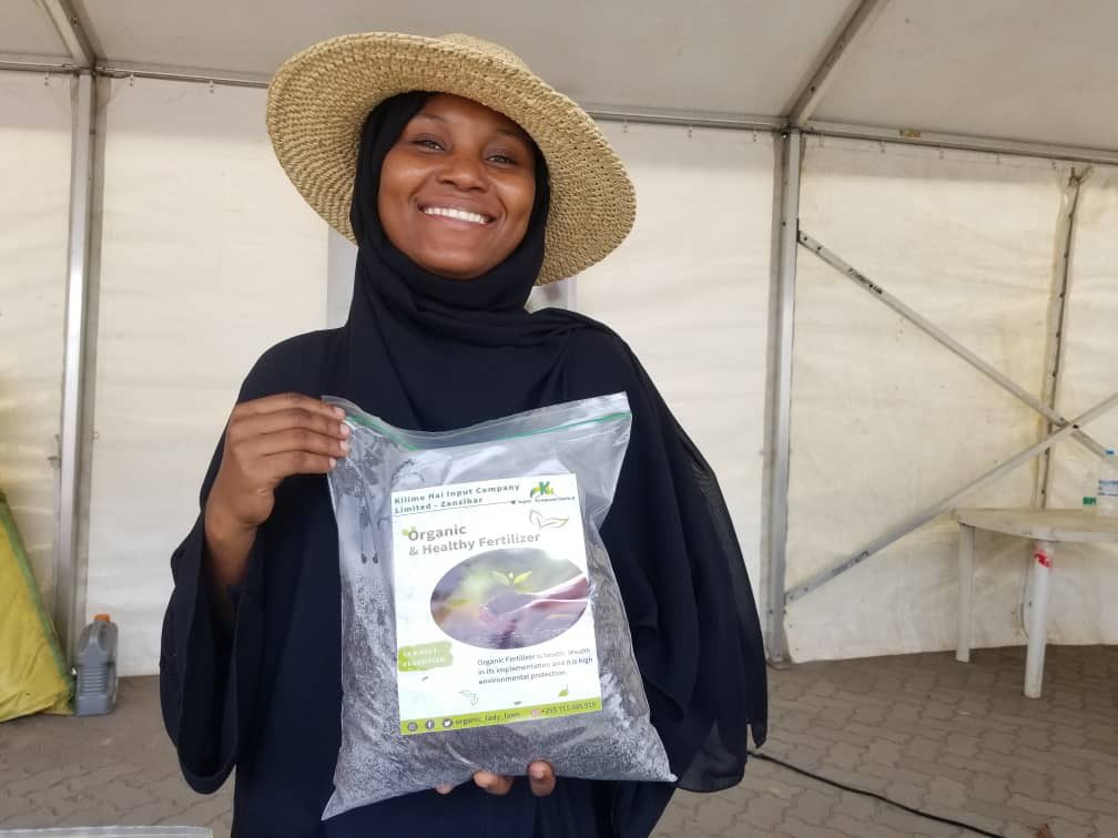 ahunnaeziakonwa's tweet photo. We are committed to empowering youth to drive #ClimateAction in Africa & our investments on the ground attest to this. Read https://t.co/bRAhSy5Mav how the impactful collaboration btn @undptz @UNICEFTanzania thru #WasteXLab is empowering Zanzibar's youth for #sustainablefuture https://t.co/4liog7OV4v