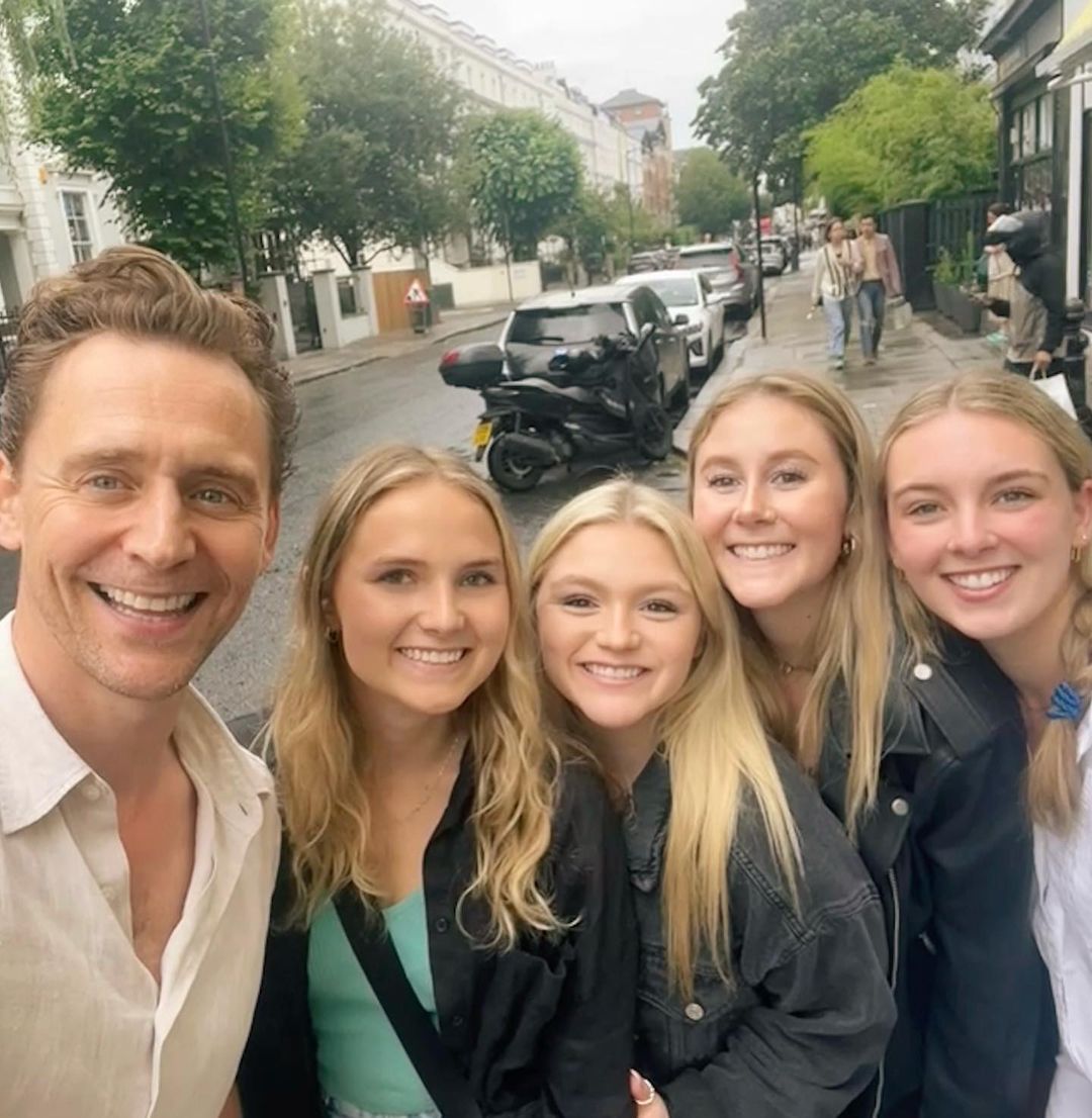 maryensenada's tweet photo. #New 
Estas chicas afortunadas se encontraron con Tom en Londres. 

📸Abbiebat

#TomHiddleston #TomWithFans #London #Hiddlesfan #LuckyGirls #TomHiddles #HiddlesArgentina🇦🇷 https://t.co/rVMmSFqjUD