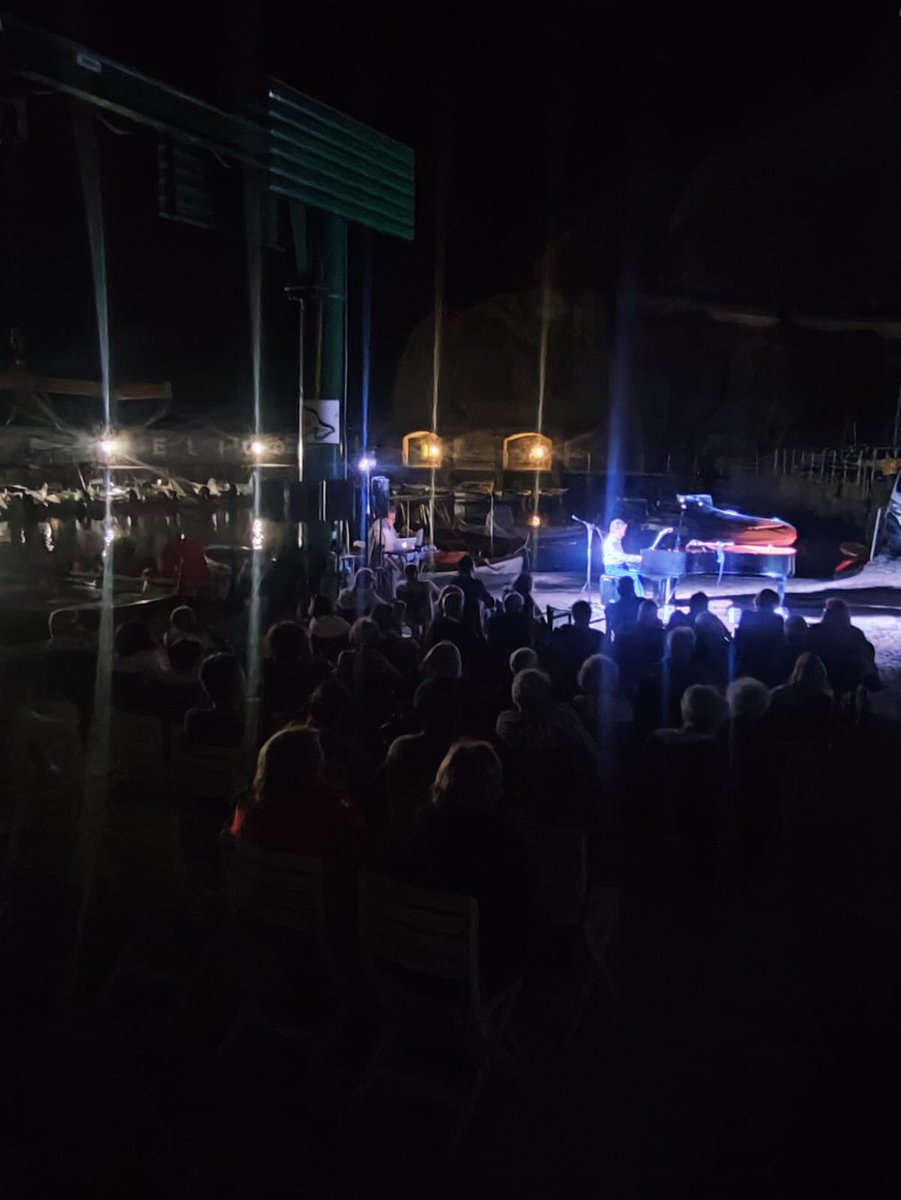 Bellissima serata l’altro ieri alle 5 Terre. Grazie al Circolo Velico di Monterosso, luogo prestigioso e incantevole, per un racconto/concerto al pianoforte da Bach a Morricone ❤️🎶