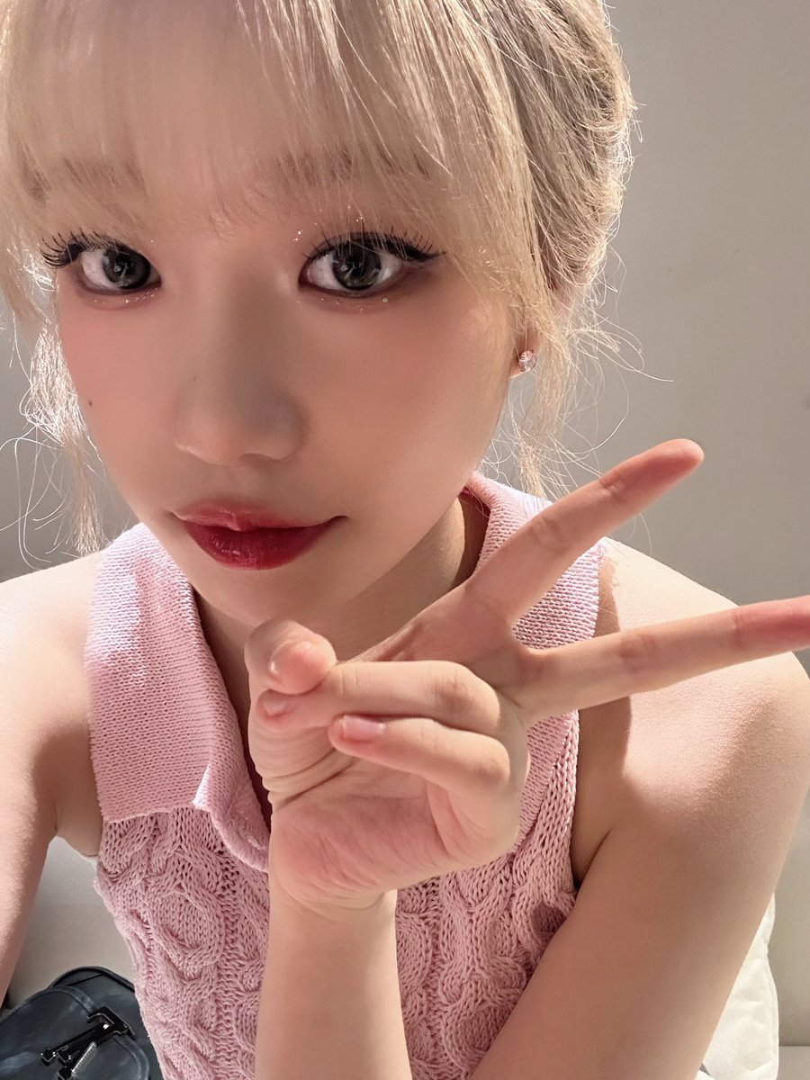 JOYURI_offcl's tweet photo. [#유리스팟] 2023.08.12 TAXI 팬사인회💖

#조유리 #JOYURI #チョユリ
#조유리_TAXI
#조유리_TAXI_타고_직진🚕 https://t.co/ZIqpQqF9Kn