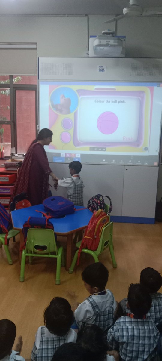 Ruchikapoor06's tweet photo. Children happiness is what that everyone needs Nur D little ones having fun by doing various activities. @ashokkp @y_sanjay @pntduggal @ShandilyaPooja @LoganiKakoli @VijNeeti https://t.co/sVtKmtsGB9