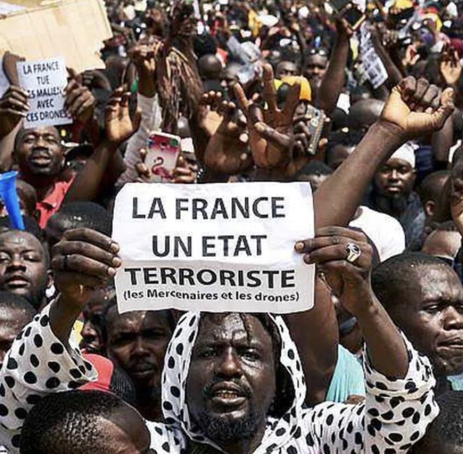 KemiSeba1's tweet photo. Françafrique , la guerre sous le proxy CEDEAO (illustrée par vos marionettes Ouatarra , Patrice Talon, Macky Sall etc) que vous menez contre les panafricanistes du Niger et de la sous région  sonnera tel le tombeau de vos espérances hégémoniques. C’est  la dernière agression  que vous menez contre la jeunesse africaine. Nous avons vu ce que vous avez fait en Lybie. Niamey sera votre terminus . Et les présidents africains qui participent à ce crime organisé contre l’Afrique devraient se méfier de leurs entourages respectifs ….Les militaires de tous ces pays sont tous interconnectés …Et ils parlent beaucoup aux panafricanistes que nous sommes…
Méditez dessus…Un conseil d’ennemi déclaré…