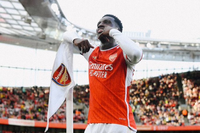 Sideline_Crew's tweet photo. Eddie Nketiah has scored Arsenal's first goal of the campaign to put them 1-0 up vs Nottm Forest!

Nketiah - 26'
#ARSNFO #PremierLeague https://t.co/2RvFQs5FAm