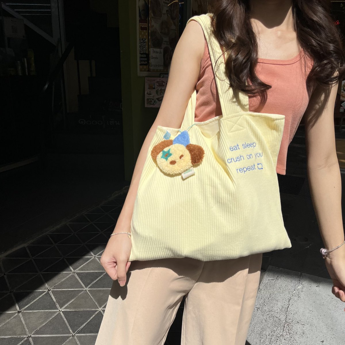 ifeelsopeach's tweet photo. ถุงผ้าของร้าน what project น่ารักเกินไปมาก 🌼🥕 ไม่ผิดหวังที่เลือกสี yellow corn มาเลย ละมุนสุดๆ ㅠ_ㅠ ใส่ของได้เยอะมากก ยัดทุกอย่างลงไปได้หมด ผ้านุ่มม สะพายไม่เจ็บไหล่ 🥯🥣🍐 https://t.co/WFJ3lvXNzF