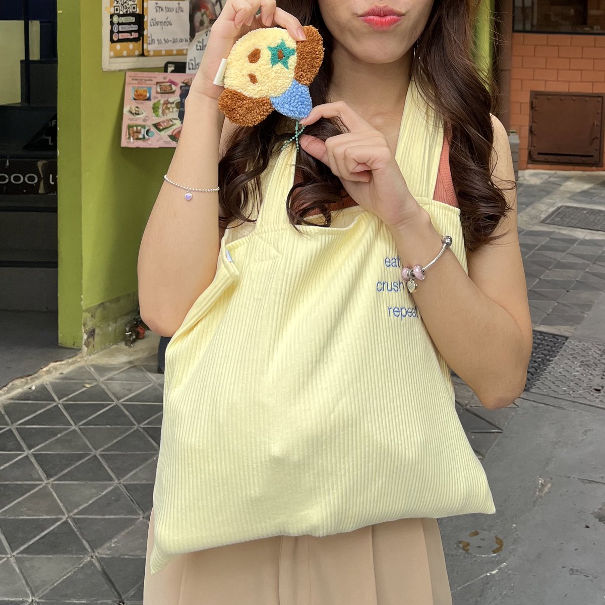 ifeelsopeach's tweet photo. ถุงผ้าของร้าน what project น่ารักเกินไปมาก 🌼🥕 ไม่ผิดหวังที่เลือกสี yellow corn มาเลย ละมุนสุดๆ ㅠ_ㅠ ใส่ของได้เยอะมากก ยัดทุกอย่างลงไปได้หมด ผ้านุ่มม สะพายไม่เจ็บไหล่ 🥯🥣🍐 https://t.co/WFJ3lvXNzF