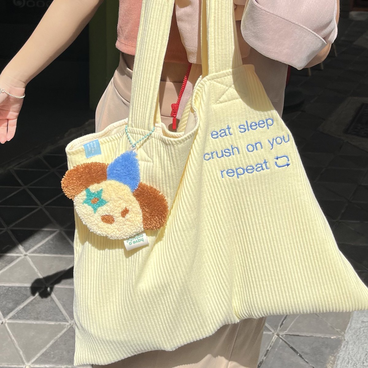 ifeelsopeach's tweet photo. ถุงผ้าของร้าน what project น่ารักเกินไปมาก 🌼🥕 ไม่ผิดหวังที่เลือกสี yellow corn มาเลย ละมุนสุดๆ ㅠ_ㅠ ใส่ของได้เยอะมากก ยัดทุกอย่างลงไปได้หมด ผ้านุ่มม สะพายไม่เจ็บไหล่ 🥯🥣🍐 https://t.co/WFJ3lvXNzF