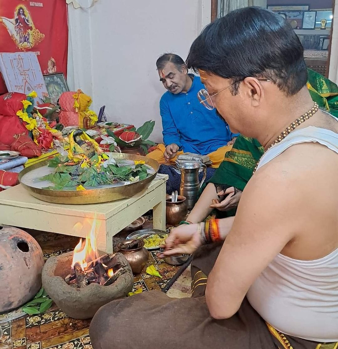 आज सावन पूजा का 13वां दिन ,अपने मालिक का अभिषेक उनके पसंदीदा भांग से किया ...
शिवाय गौरी ब्राडनाब्रज सूर्याय दकक्षास्वर नाशकाय 
श्री नीलकंठाय ब्रखध्वजाय तस्मै शिकाराय नमः शिवाय ...
जय जय काशी विश्वनाथ