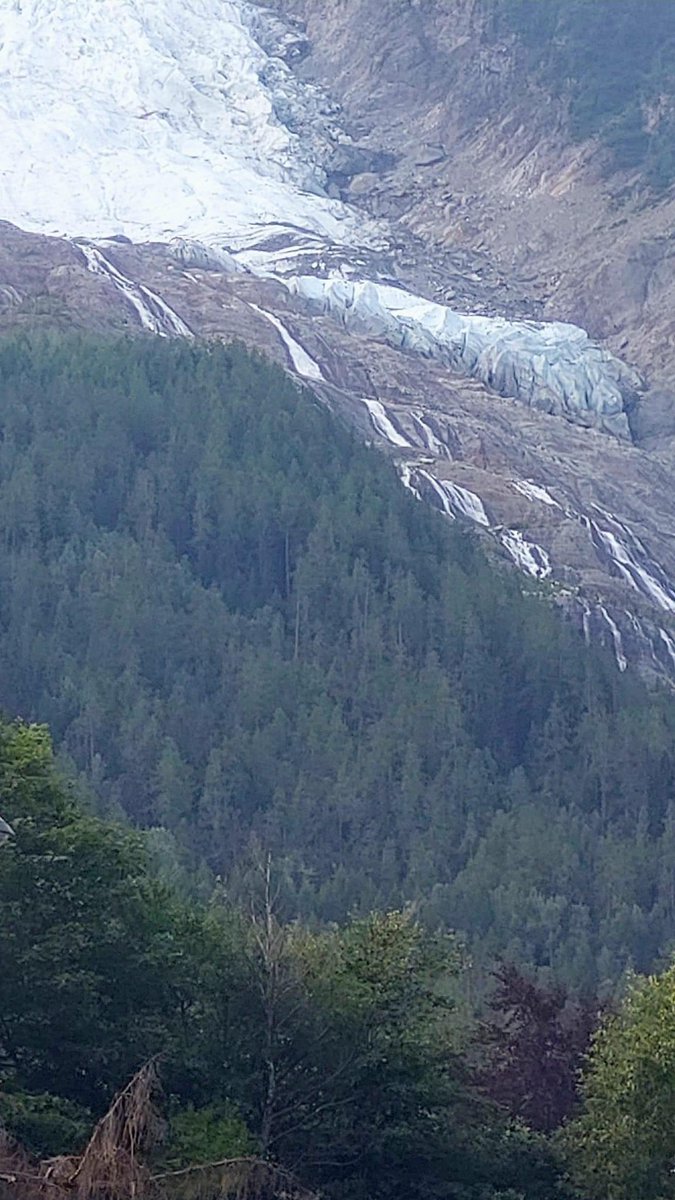 Valerie_Paumier's tweet photo. Nouvelle cascade du glacier des #bosson #chamonix. Le nouveau lac glaciaire formé par la fonte du glacier, s’écoule. Mieux vaut doucement comme cela que soudainement en emportant les habitations en contre bas 🤔#climatechange https://t.co/YKcZ27N7ek