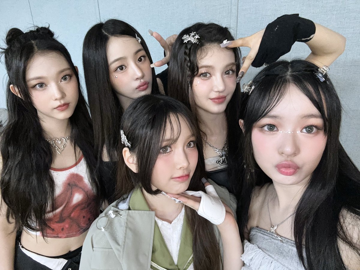 Bunnies! Mau kalian melihat kami secarang langsung maupun secara daring kemarin, kami senang bisa berbagi sebagian waktu kami dengan Bunnies. Aku harap, kalian juga merasakan hal yang sama di lerung hati kalian. ˚ʚ♡ɞ˚