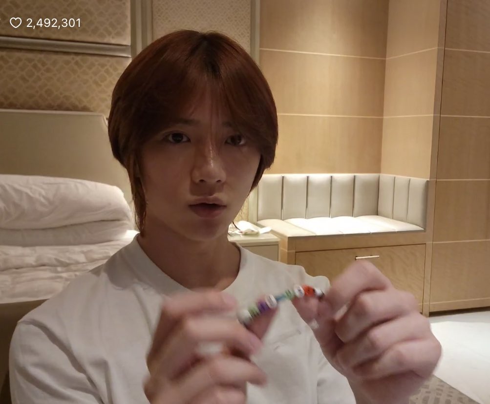 TXTUNOFFlClAL's tweet photo. this bracelet is a parting gift of their recent stylist before leaving the company, during blue hour photoshoot he liked the beaded bracelet and asked if he can have it but it was a prop,the stylist remembered he wanted one so they made one for him and gave it before leaving 🥹 https://t.co/twGEe653NW
