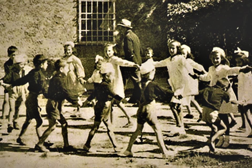 Dal 7 al #12agosto del ‘44 a #SantAnnadiStazzema i nazifascisti uccisero 560 persone, mitragliate, impiccate, bruciate vive con dei lanciafiamme: 130 erano bambini.
Chi dimentica è perduto. Chi dimentica non costruirà mai un futuro di pace e di democrazia per le nuove generazioni