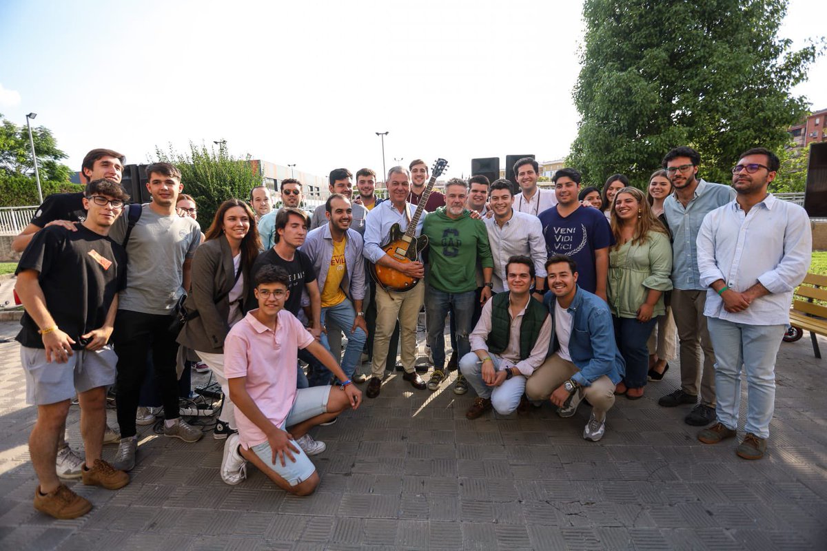 jlsanzalcalde's tweet photo. La juventud de Sevilla ✅ es un tesoro que entre todos debemos cuidar.

Voy a trabajar de manera incansable para que tengan en su ciudad un lugar para vivir, trabajar y prosperar.

Quiero que Sevilla sea una tierra de oportunidades para todos ellos. #DiaInternacionalDeLaJuventud https://t.co/mVXzy0v9nL