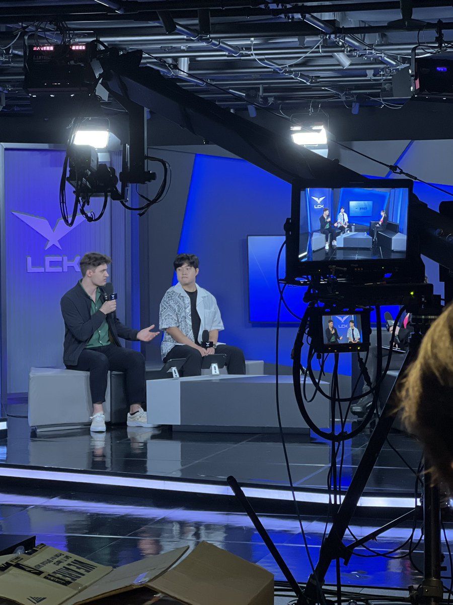 Bryon_Barnes's tweet image. Life goal completed. Saw T1 play Gen G at LCK.