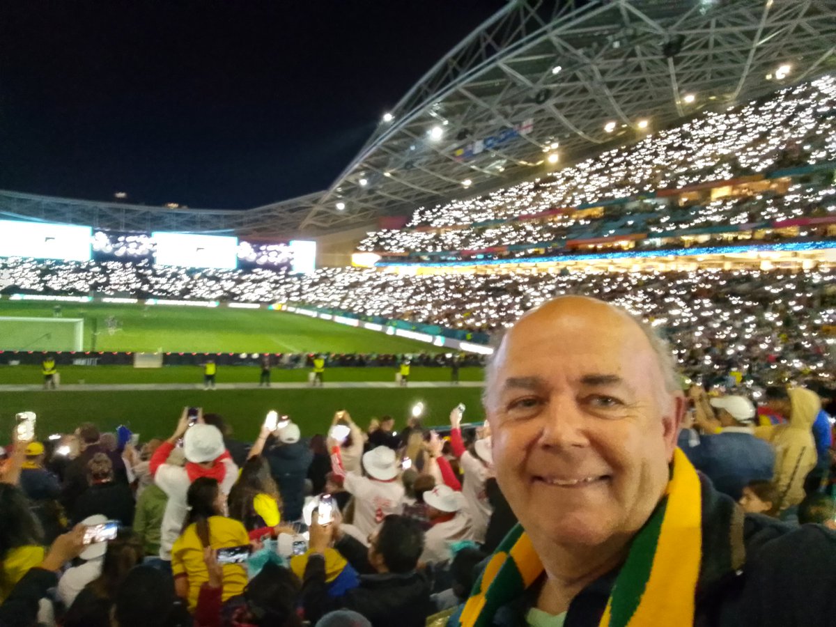 Just witnessed a wonderful game here at #StadiumAustralia #ENGvCOL 2-1 (HT 1-1) in QF @FIFAWWC  @FCFSeleccionCol fans were incredible yet @Lionesses deserved their victory 👏 to now meet our @TheMatildas in SF on Wednesday which I'll be at! #GoMatildas 👊 #TillItsDone