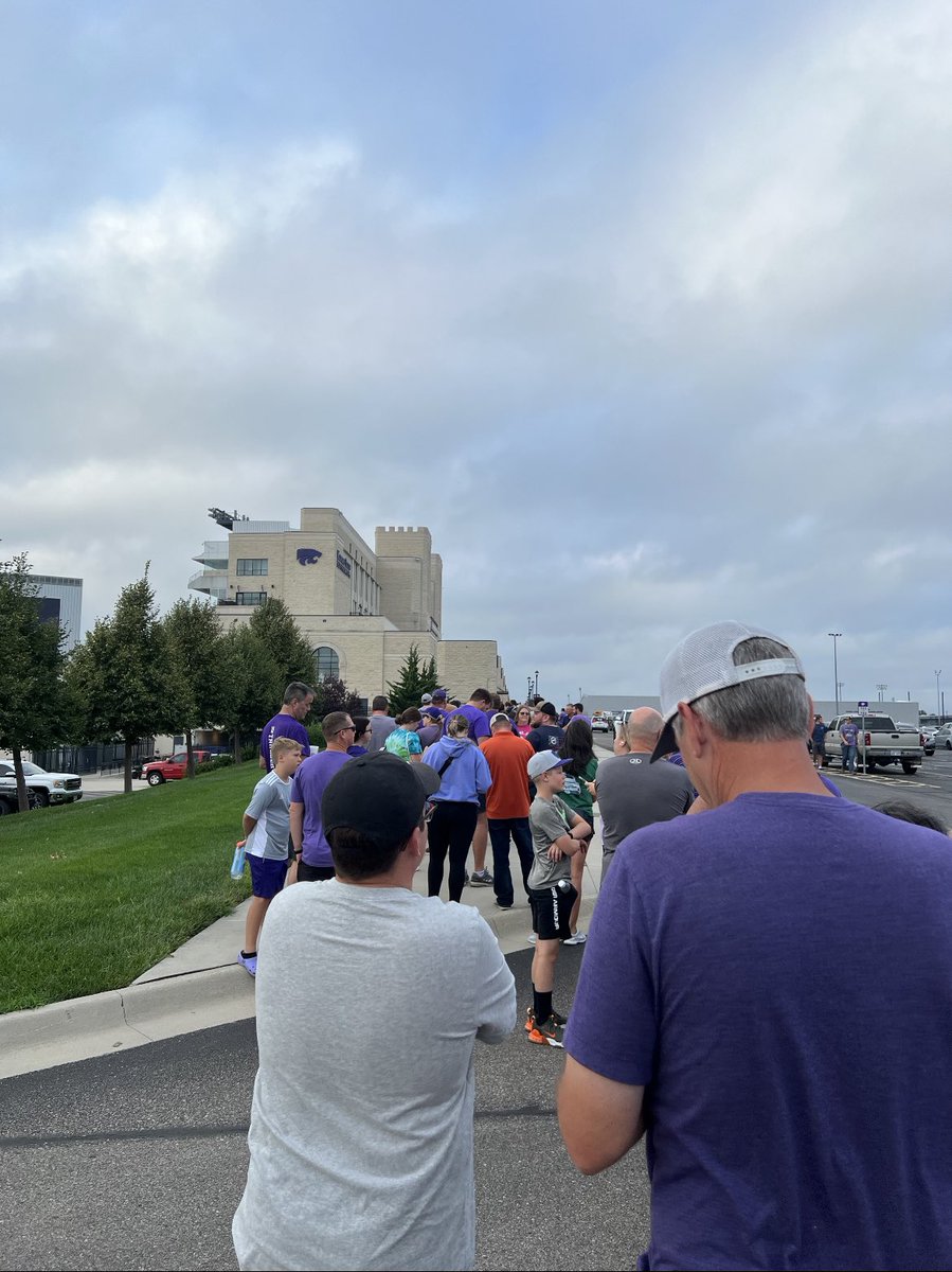 ayosaba's tweet photo. Wife just sent me a picture of the line to get into the K-State equipment sale in Bramlage. Doors open in 15 minutes. Damn. https://t.co/IEvma5jlWX